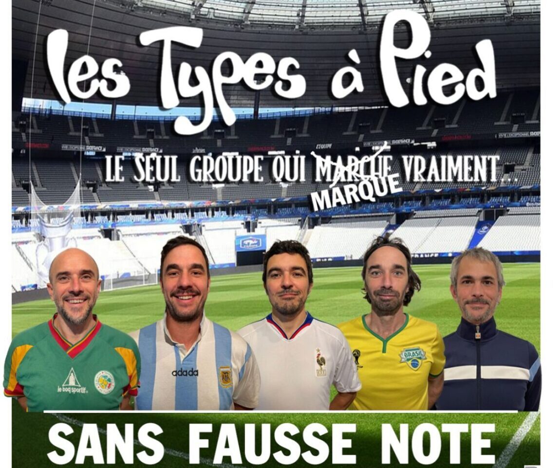 les types à pied sur le terrain