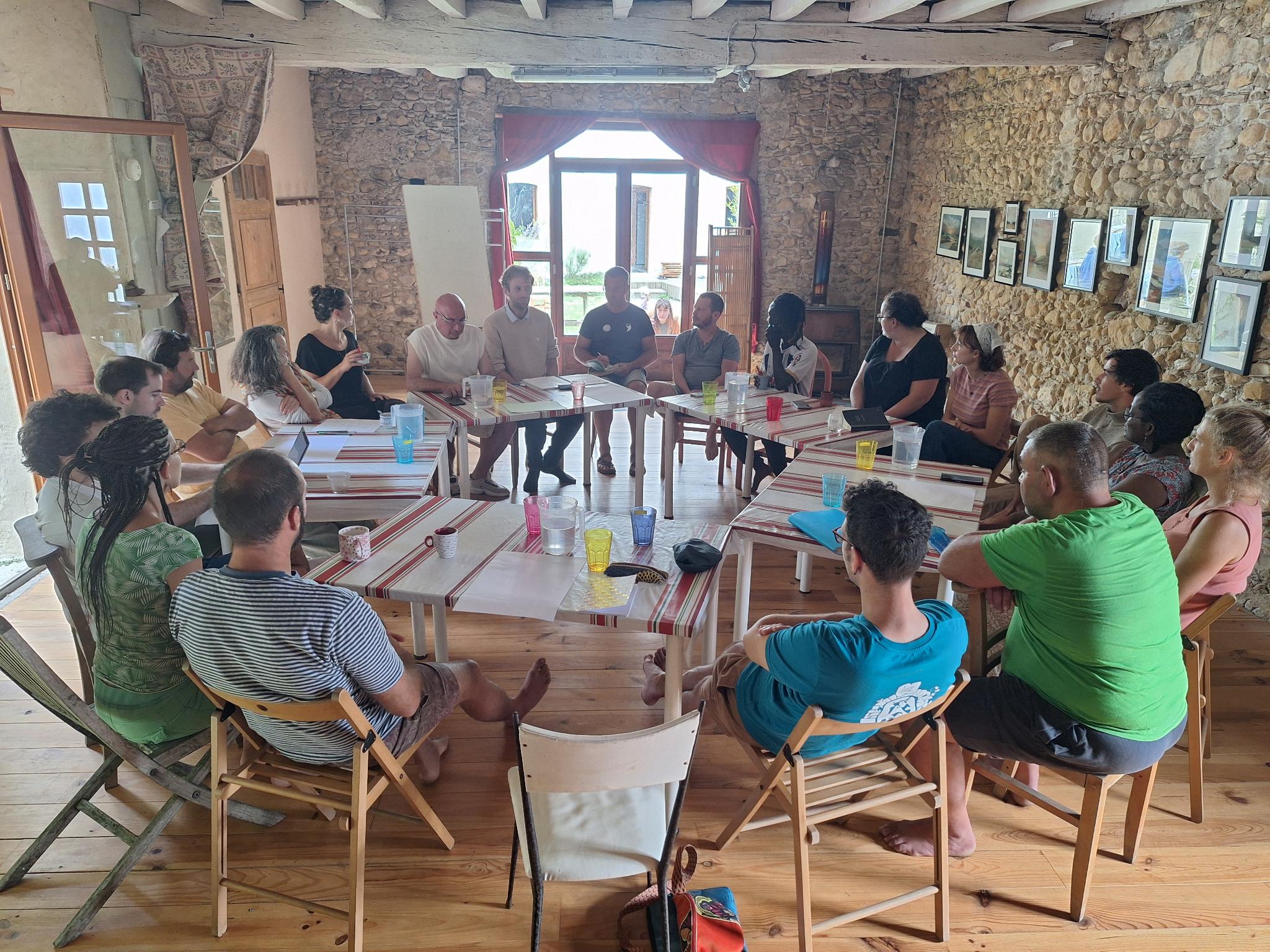 Table ronde en intérieur