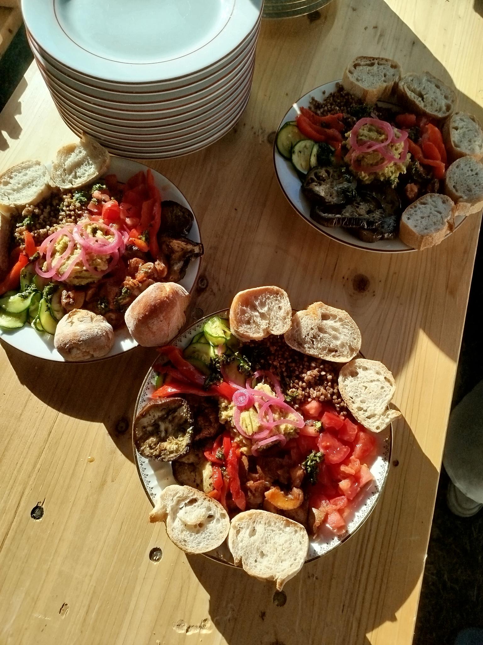Planches apéro sur une table en bois